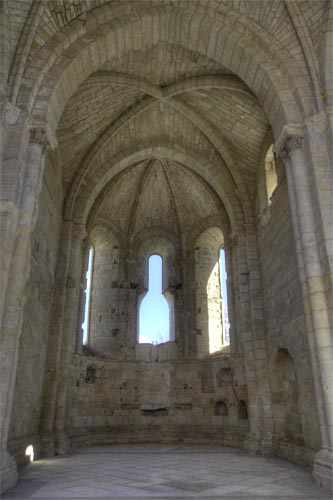 Capilla mayor con ábside de iglesia de Monsalud